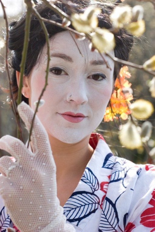 geisha statue
