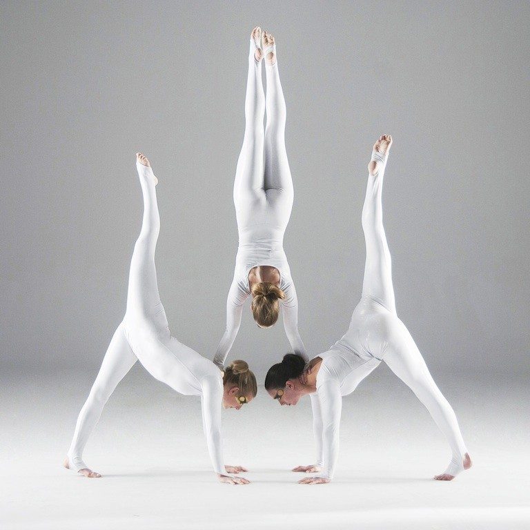 All female acrobatic troupe