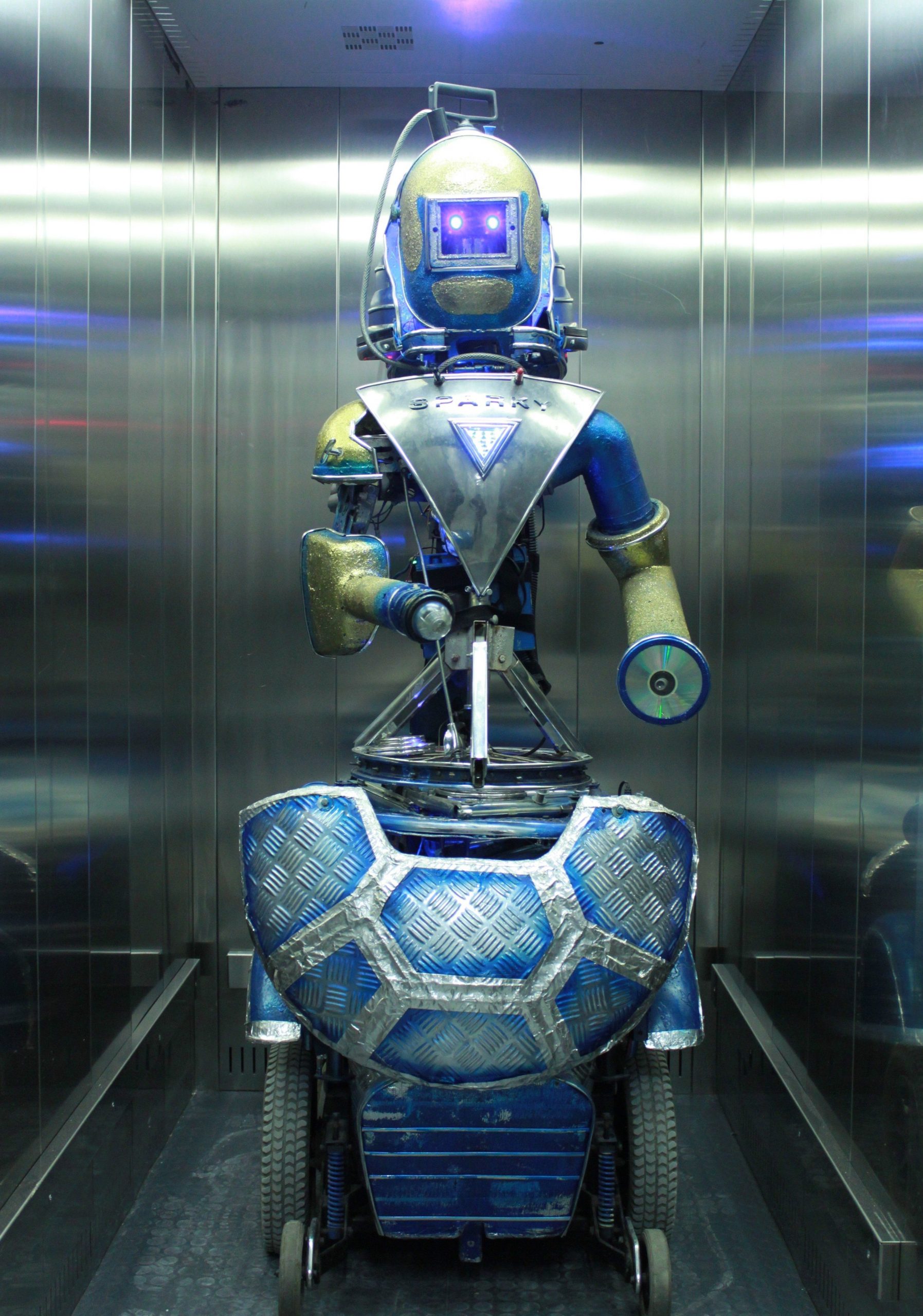 Robot show. Робот Спарки. 7 Роботов. Rayer r7 робот. Брэндакс.